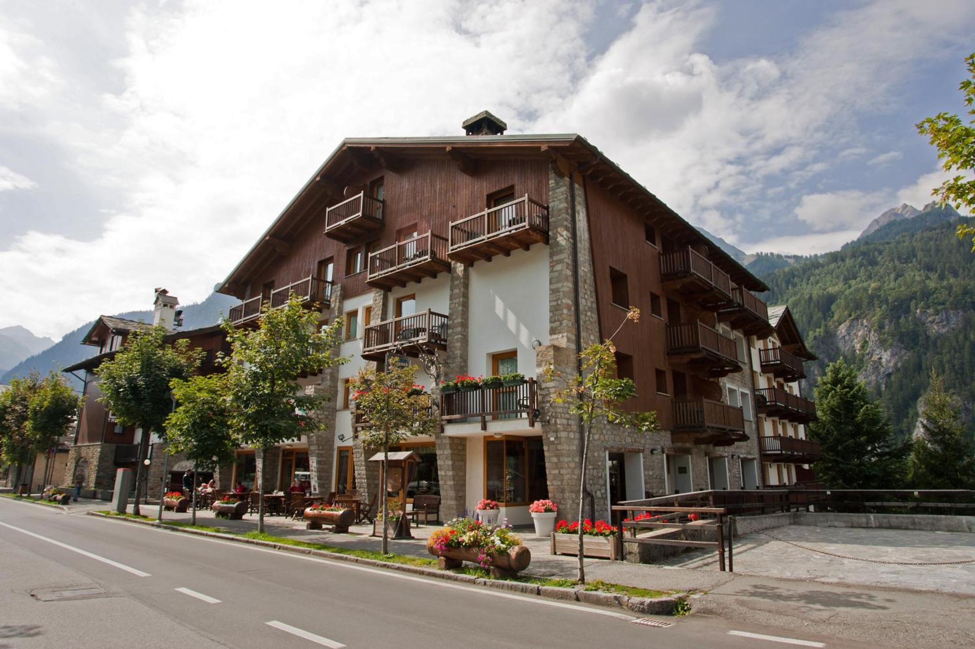 Residence Le Grand Chalet Courmayeur Ngoại thất bức ảnh